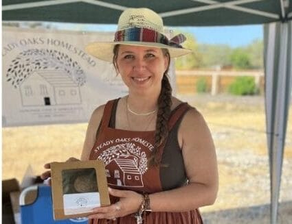 Charley sosteniendo productos de panadería caseros.