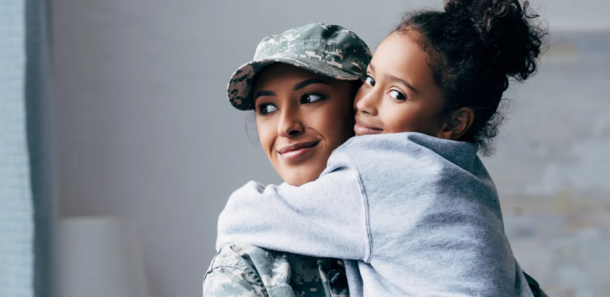 Madre militar abrazando a su hija