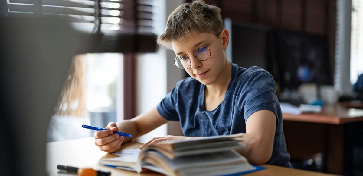 Estudiante de secundaria tomando notas
