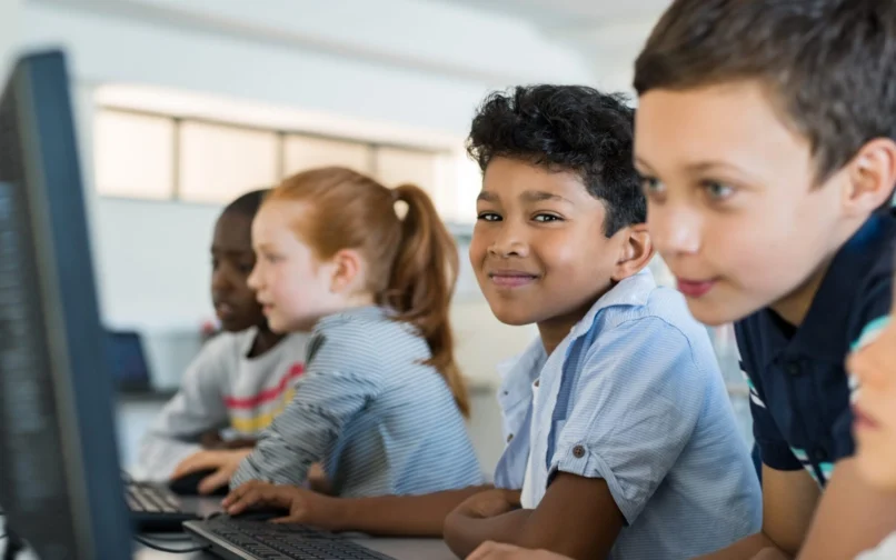 Niños pequeños usando ordenadores