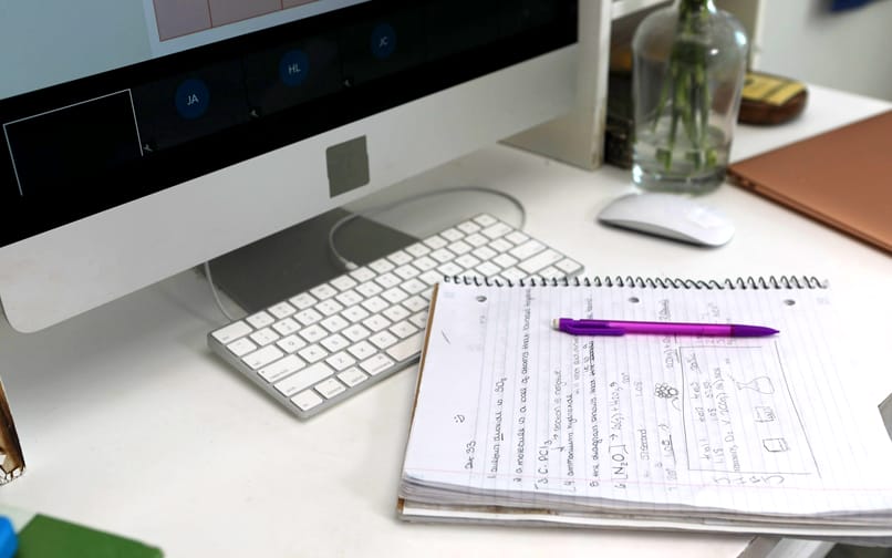 Teclado, cuaderno y lápiz