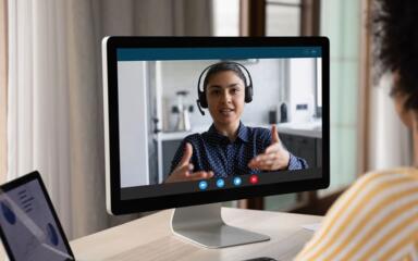 persona en reunión virtual