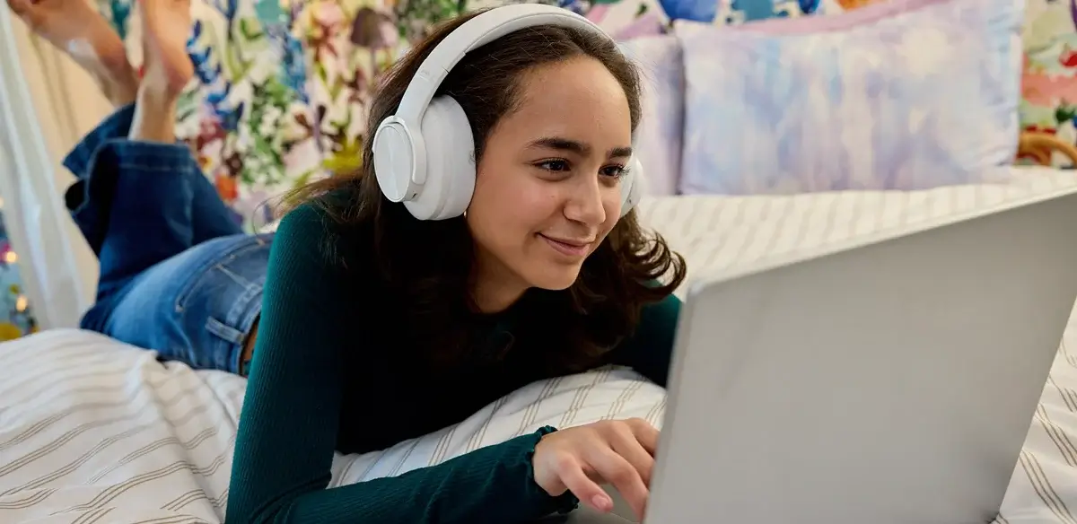 Estudiante con unos auriculares blancos