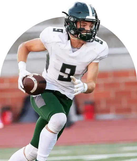 Joven jugando al fútbol