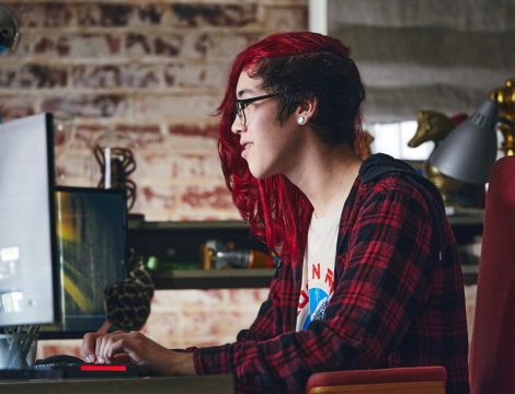 Estudiante trabajando con su ordenador en casa