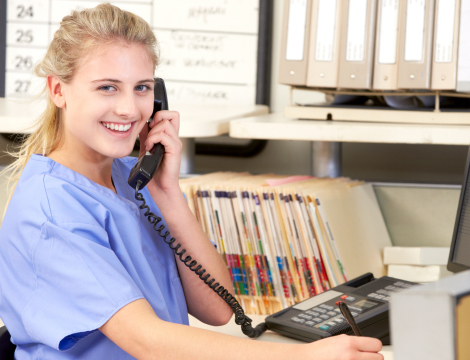 Estudiante de medicina respondiendo una llamada telefónica.