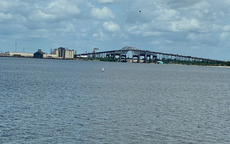 puente y río