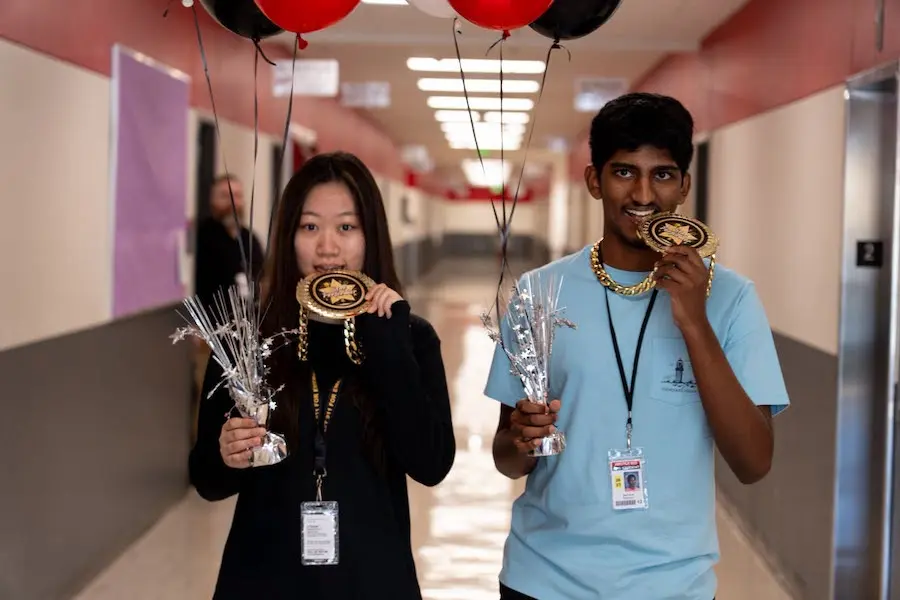 Se ha anunciado que los alumnos del Instituto Argyle, Nuojuan Jin y Saathvik Pakhala, han sido seleccionados como semifinalistas de la beca National Merit Scholar. (Foto cedida por el Distrito Escolar Independiente de Argyle)